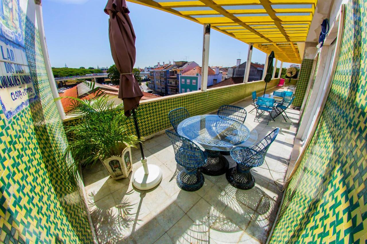 Lar Dois Coracoes Hostel Alges Bagian luar foto