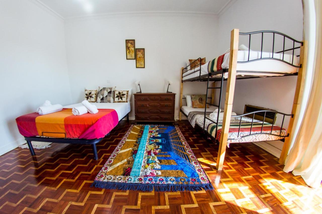 Lar Dois Coracoes Hostel Alges Bagian luar foto