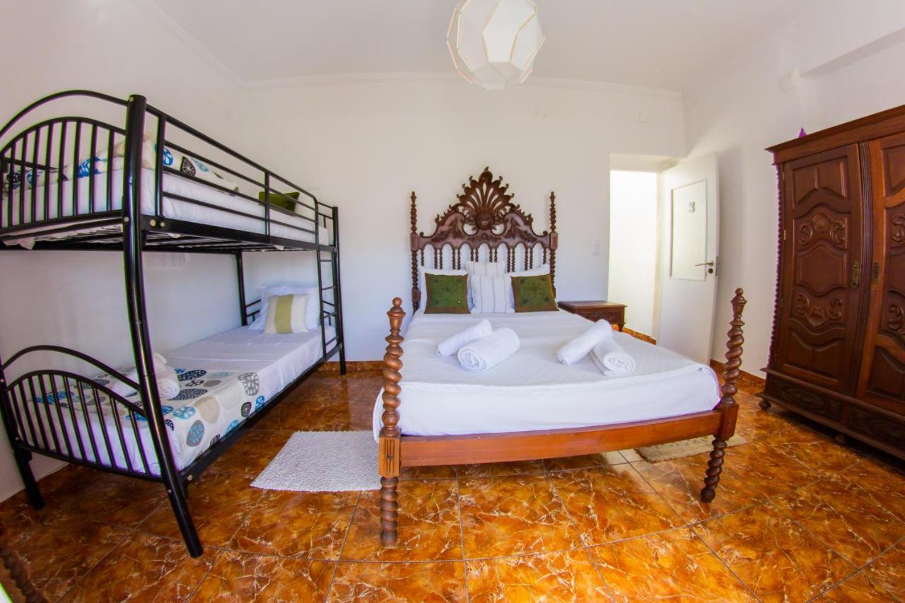 Lar Dois Coracoes Hostel Alges Bagian luar foto