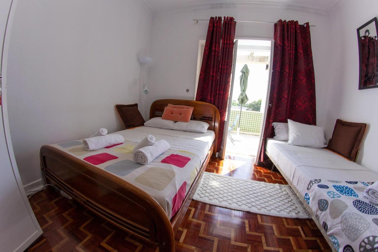Lar Dois Coracoes Hostel Alges Bagian luar foto