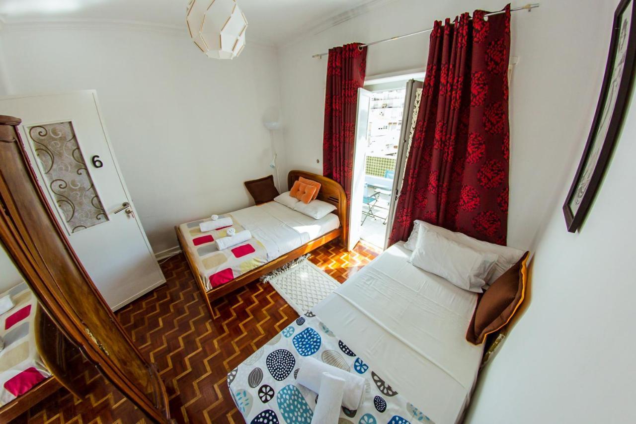Lar Dois Coracoes Hostel Alges Bagian luar foto