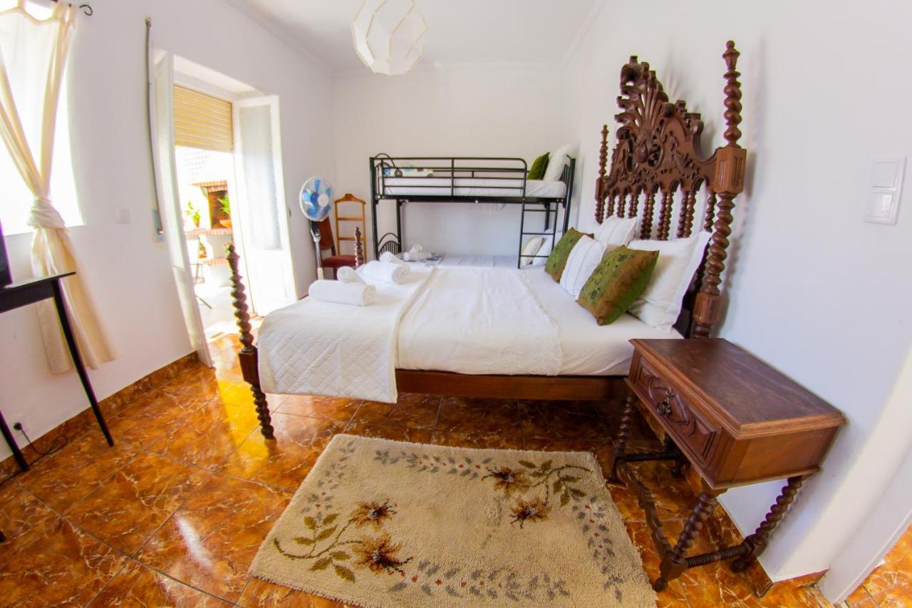 Lar Dois Coracoes Hostel Alges Bagian luar foto