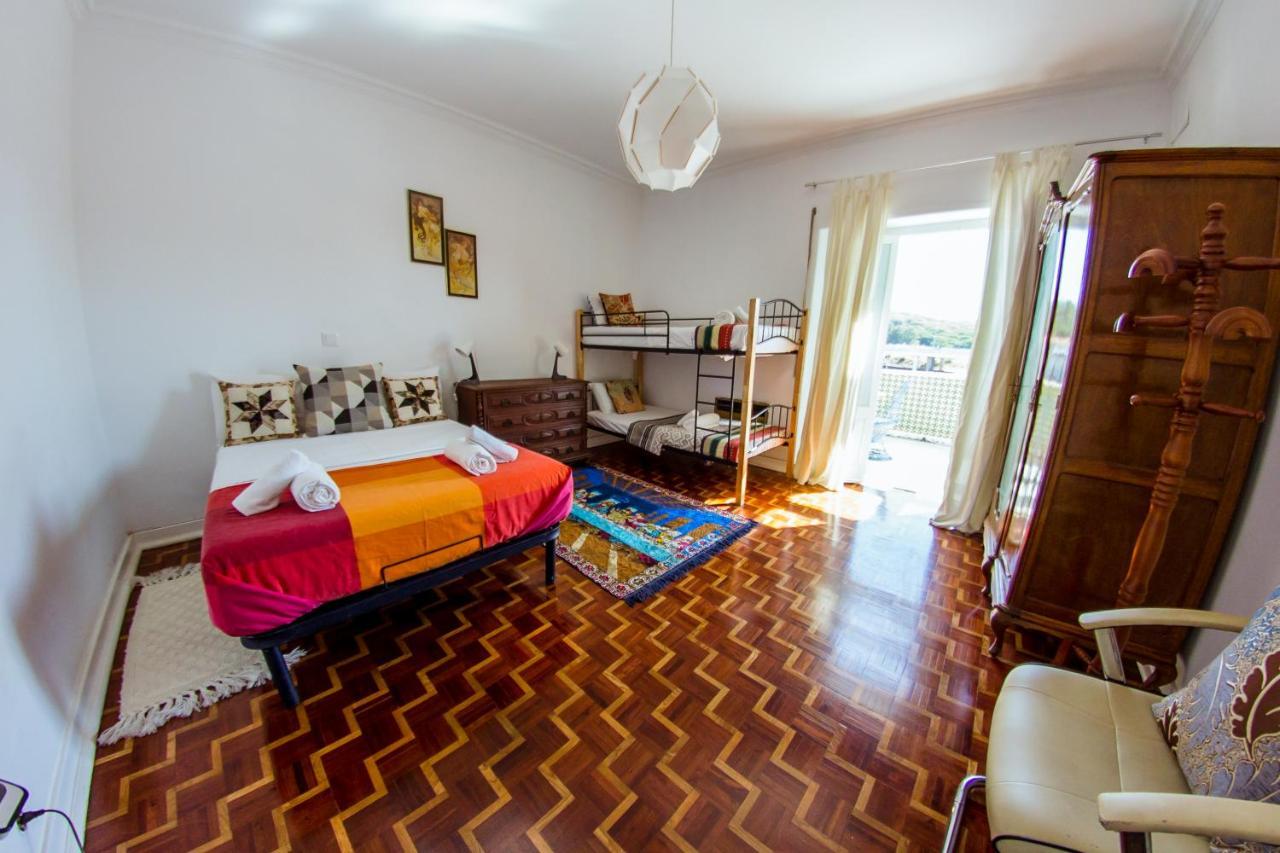 Lar Dois Coracoes Hostel Alges Bagian luar foto