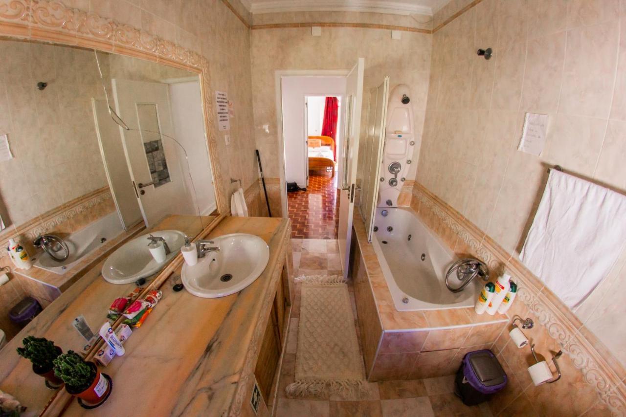 Lar Dois Coracoes Hostel Alges Bagian luar foto