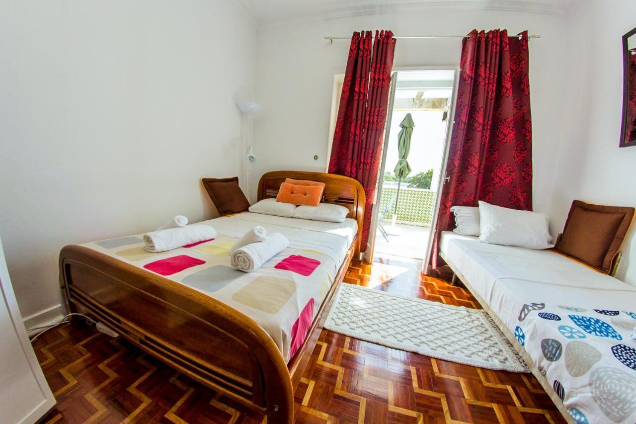 Lar Dois Coracoes Hostel Alges Bagian luar foto